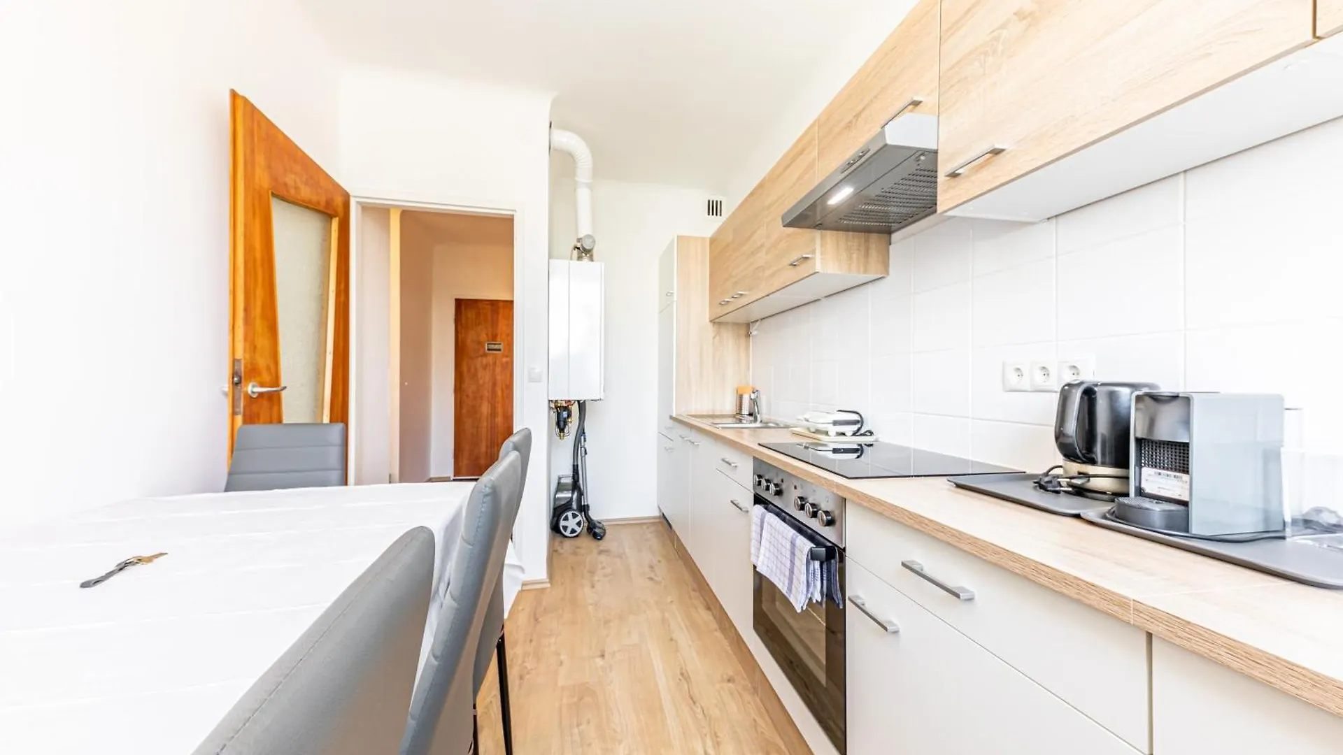 Peaceful & Connected By Jr City Apartments Vienna