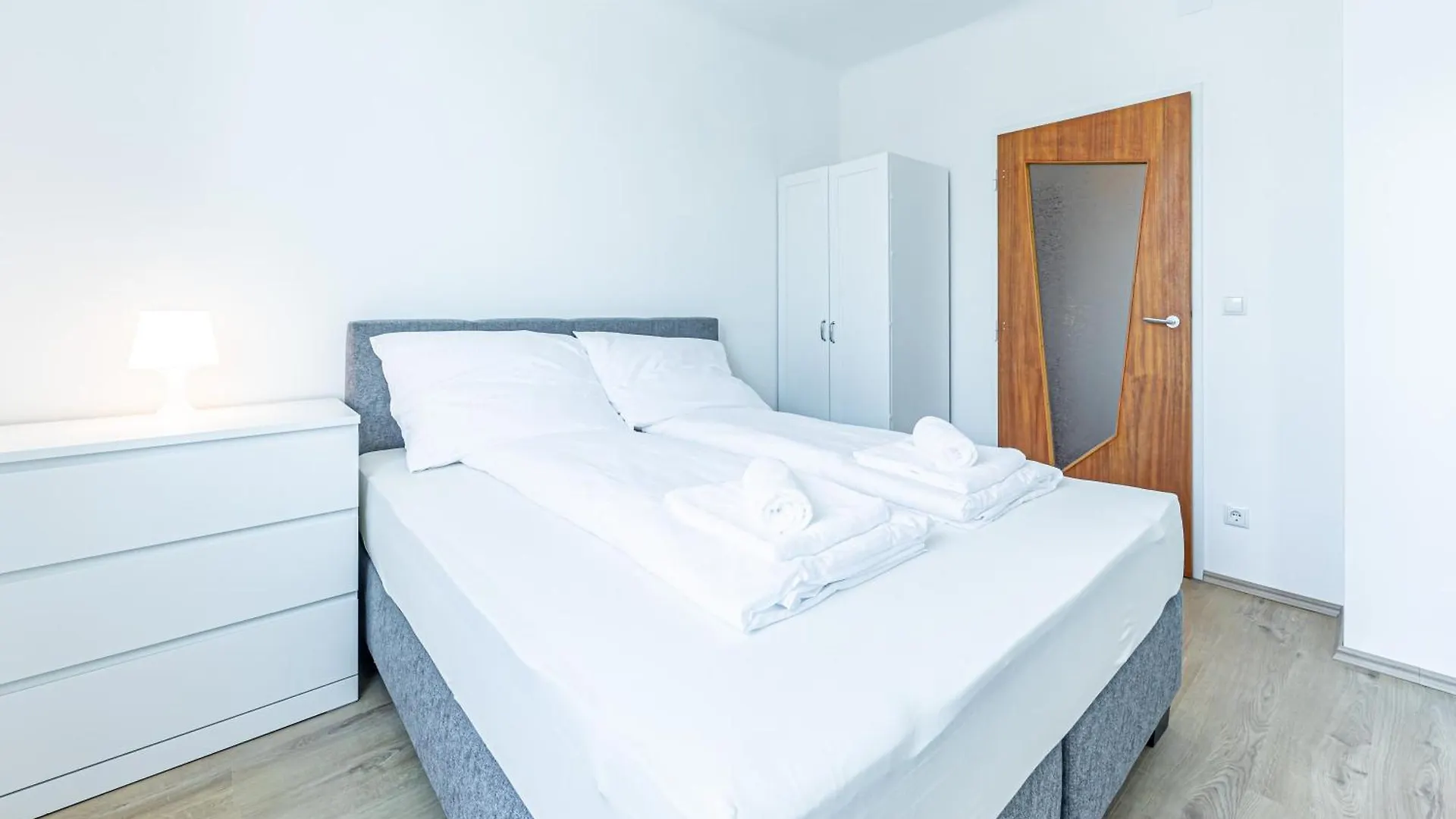 Peaceful & Connected By Jr City Apartments Vienna